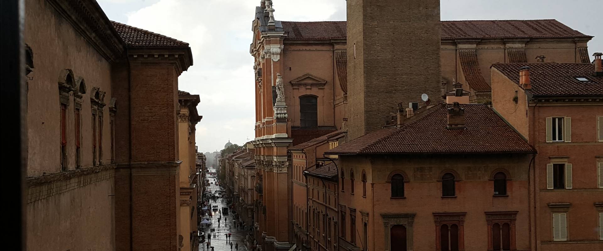Bologna. Cattedrale di San Pietro dalla Galleria Vidoniana foto di Raffacossa